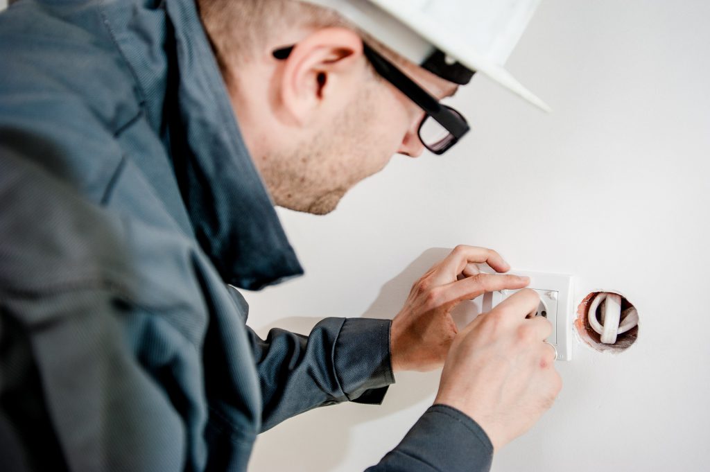 Jak przeprowadzić biały montaż w instalacji elektrycznej?